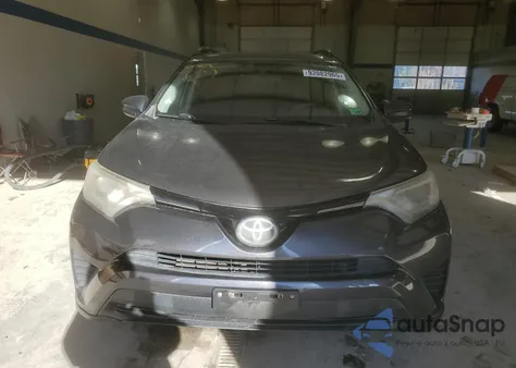 2017 Toyota Rav4 Le z USA, uszkodzony, nr VIN JTMBFREV2HJ153145